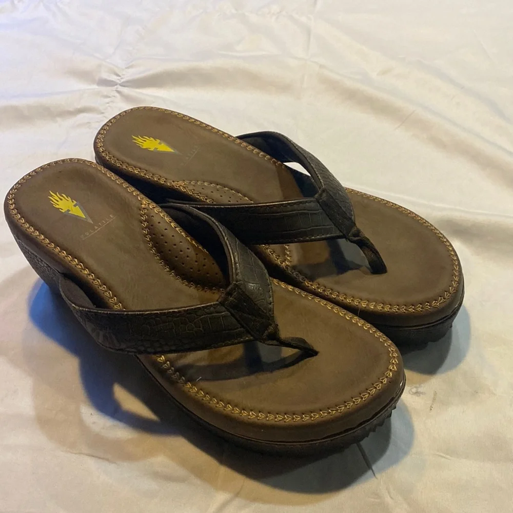 Volatile reptile type pattern wedge sandals - Picture 1 of 8